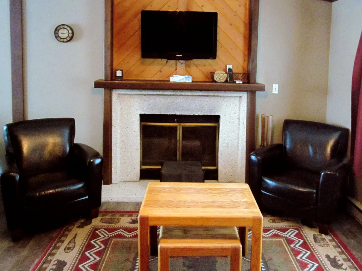 Paintbrush North- clean & quiet home with mountain views